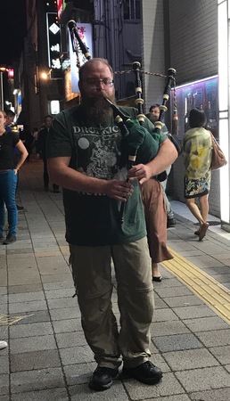 スコットランドの楽器を演奏するWCの旅行者.jpeg